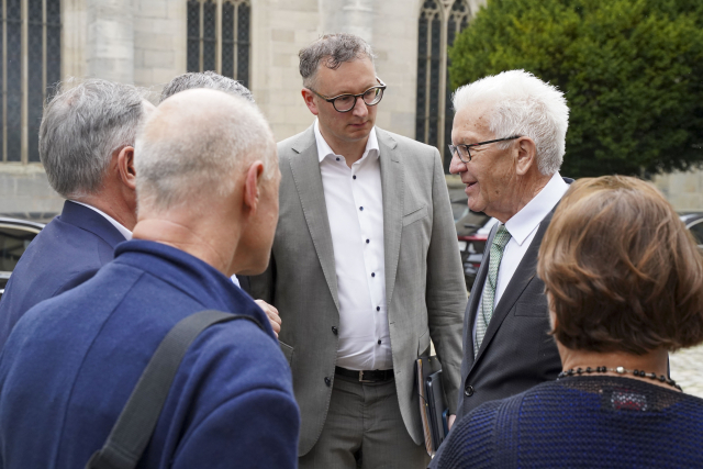 Ministerpräsident Kretschmann im Gespräch mit Bildungsministerin Schopper mit den Vorsitzenden der Fraktionen von Bündnis 90/DIE Grünen, CDU, SPD und FDP.