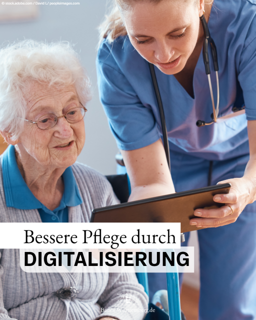 Bild zeigt eine Ärztin, die einer älteren Dame etwas auf einem Tablet zeigt. Text: Bessere Pflege durch Digitalisierung