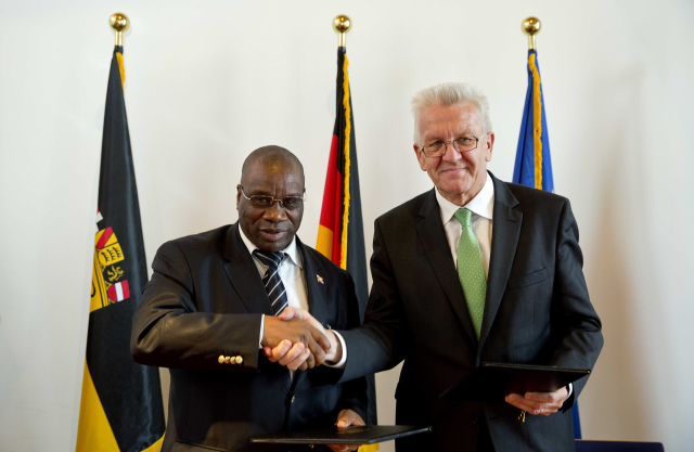 Ministerpräsident Winfried Kretschmann und der damalige burundische Minister für Auswärtige Beziehungen und internationale Zusammenarbeit, Laurent Kavakure, reichen sich die Hand.