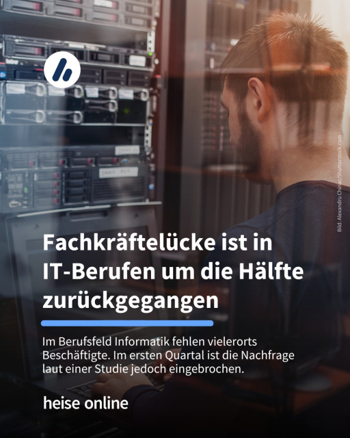 Auf dem Bild sieht man einen Administrator, der mit einem Laptop an einem Server steht und dort Arbeiten erledigt. Die Überschrift lautet: Fachkräftelücke in IT-Berufen ist um die Hälfte zurückgegangen. Darunter steht: Im Berufsfeld Informatik fehlen vielerorts Beschäftigte. Im ersten Quartal ist die Nachfrage
laut einer Studie jedoch eingebrochen.