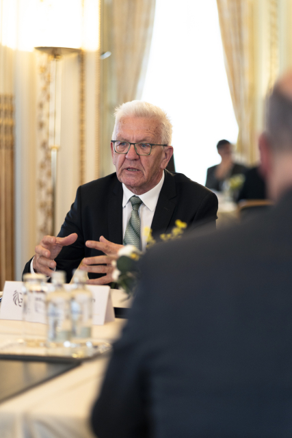 Ministerpräsident Kretschmann erklärt etwas. 
Copyright: Government of Flanders