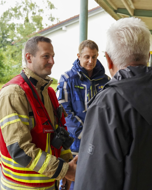 Ministerpräsident Kretschmann dankt den Einsatzkräften in Meckenbeuren. 