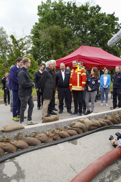 Ministerpräsident Kretschmann und Innenminister Strobl besichtigen die Sicherungsmaßnahmen der Einsatzkräfte in Erbach. 