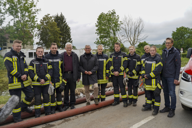 Ministerpräsident Kretschmann und Innenminister Strobl gemeinsam mit Einsatzkräften der Feuerwehr in Erbach. 