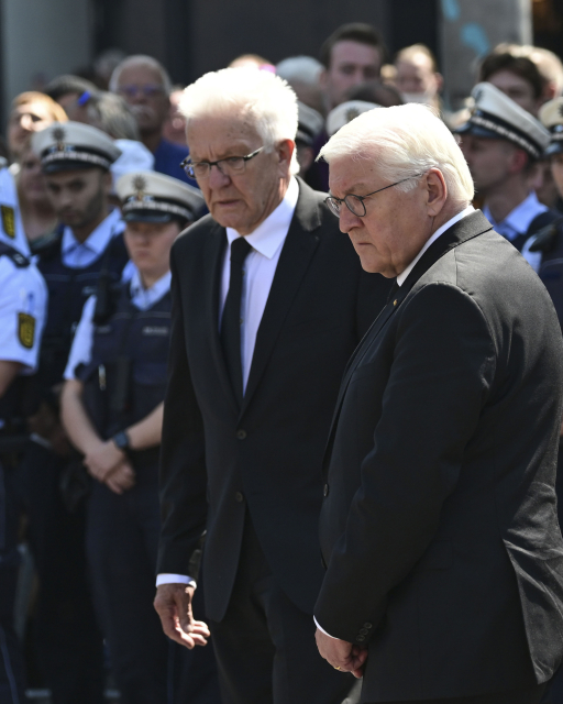 Winfried Kretschmann (l, Bündnis 90/Die Grünen), Ministerpräsident von Baden-Württemberg und Bundespräsident Frank-Walter Steinmeier stehen bei einer Gedenkminuten für einen bei einem Messerangriff getöteten Polizisten auf dem Marktplatz zusammen. Eine Woche zuvor wurde auf dem Platz ein Polizist bei einem Messerangriff getötet. Bildquelle: picture alliance/dpa | Bernd Weißbrod