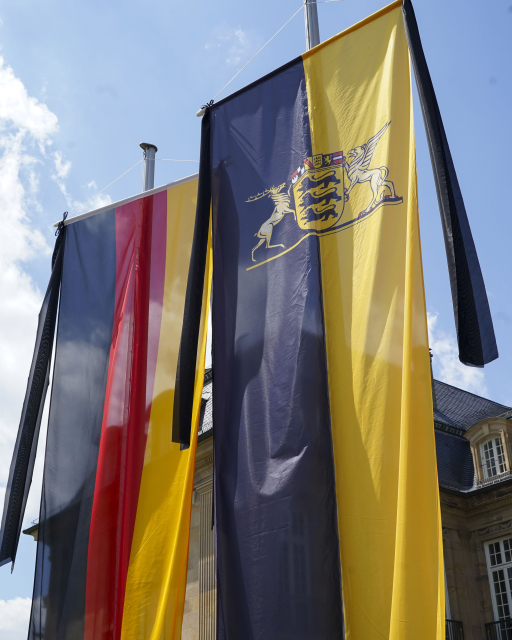 Trauerbeflaggung vor der Villa Reitzenstein, dem Amtssitz von Ministerpräsident Winfried Kretschmann in Stuttgart.