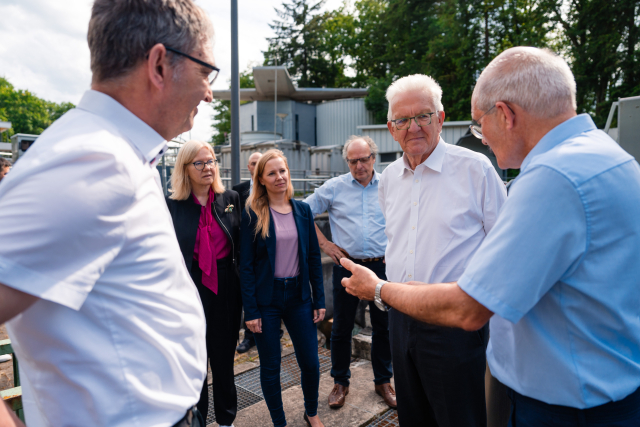 Ministerpräsident Kretschmann am Forschungsklärwerk Stuttgart-Büsnau mit Vertreterinnen und Vertretern der Uni Stuttgart
Bildnachweis: Universität Stuttgart/ Ludmilla Parsyak
