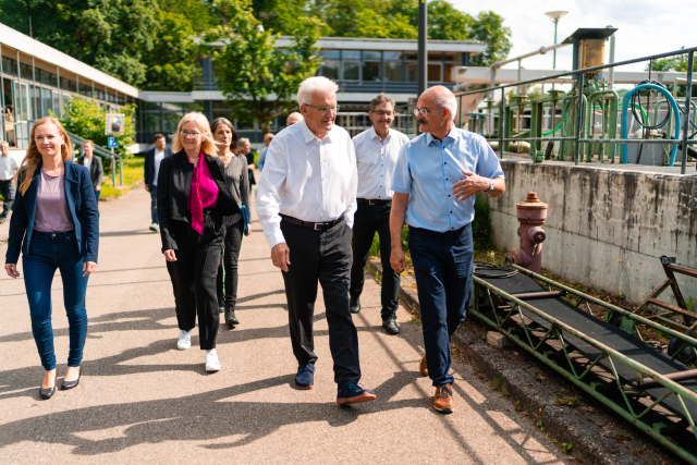 Ministerpräsident Kretschmann am Forschungsklärwerk Stuttgart-Büsnau mit Vertreterinnen und Vertretern der Uni Stuttgart
Bildnachweis: Universität Stuttgart/ Ludmilla Parsyak
