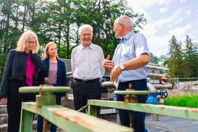 Ministerpräsident Kretschmann am Forschungsklärwerk Stuttgart-Büsnau mit Vertreterinnen und Vertretern der Uni Stuttgart
Bildnachweis: Universität Stuttgart/ Ludmilla Parsyak
