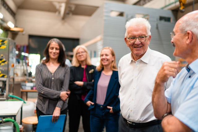 Ministerpräsident Kretschmann am Forschungsklärwerk Stuttgart-Büsnau mit Vertreterinnen und Vertretern der Uni Stuttgart
Bildnachweis: Universität Stuttgart/ Ludmilla Parsyak
