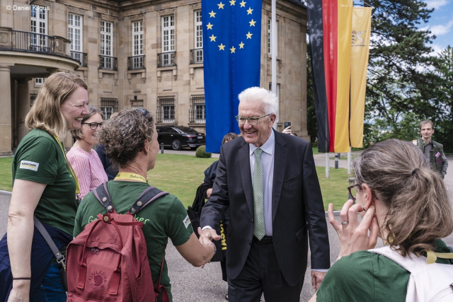 Ministerpräsident Kretschmann begrüßt die Initiatorinnen der Mini-Gärtner. Foto: Daniel Kilgus