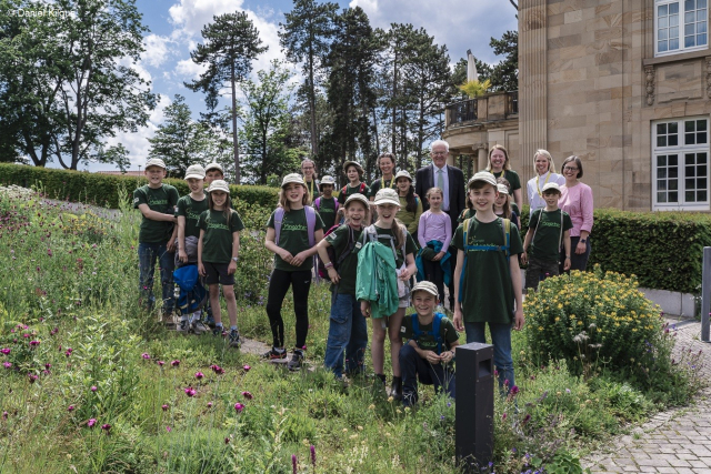 Ministerpräsident Kretschmann inmitten einer Schülergruppe der Mini-Gärtner vor der Villa Reitzenstein. Foto: Daniel Kilgus