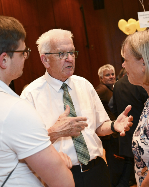 Ministerpräsident Winfried Kretschmann im Gespräch mit Bürgerinnen und Bürgern beim Bürgerempfang im Graf-Zeppelin-Haus in Friedrichshafen am 24.06.2024.