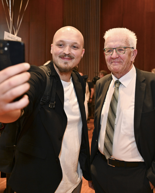 Ein Bürger macht ein Selfie mit Ministerpräsident Kretschmann auf dem Bürgerempfang im Graf-Zeppelin-Haus in Friedrichshafen am 24.06.2024. 