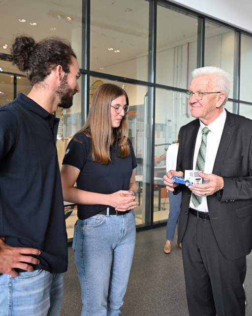 Ministerpräsident Kretschmann (rechts) im Gespräch mit Mitarbeitenden von ZF. Bildnachweis: ZF Group/ Felix Kästle 