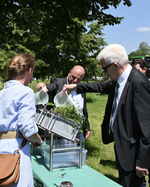 Ministerpräsident Winfried Kretschmann (rechts) informiert sich auf dem markgräflichen Gutsgebiet Salem über regenerative Landwirtschaft. Bildnachweis: Südkurier/Angelika Wohlfrom