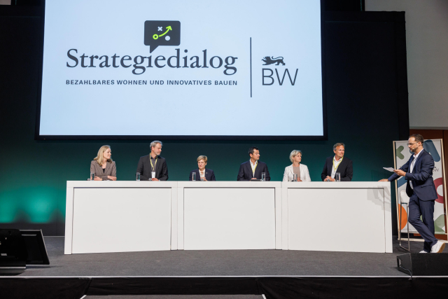 BW-Umweltministerin Thekla Walker (links), BW-Bauministerin Nicole Razavi (Dritte von links) und BW-Wirtschaftsministerin Dr. Nicole Hoffmeister-Kraut (Zweite von rechts) während einer Podiumsdiskussion beim zweiten Jahrestag des baden-württembergischen Strategiedialogs Wohnen und Bauen. © Matt Stark
