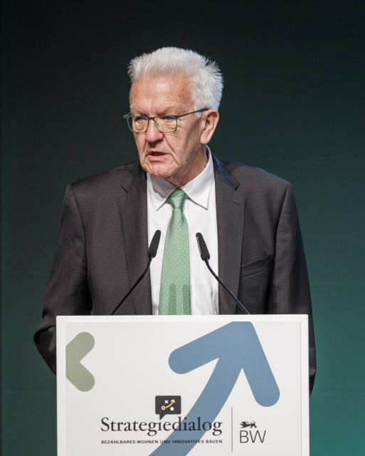 BW-Ministerpräsident Winfried Kretschmann hält eine Rede beim zweiten Jahrestag des baden-württembergischen Strategiedialogs Wohnen und Bauen. © Matt Stark
