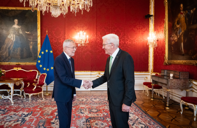 Winfried Kretschmann (rechts), Ministerpräsident von Baden-Württemberg, und Alexander Van der Bellen (links), Bundespräsident von Österreich, schütteln sich die Hände. Foto: Auswärtiges Amt Wien/CARINA KARLOVITS