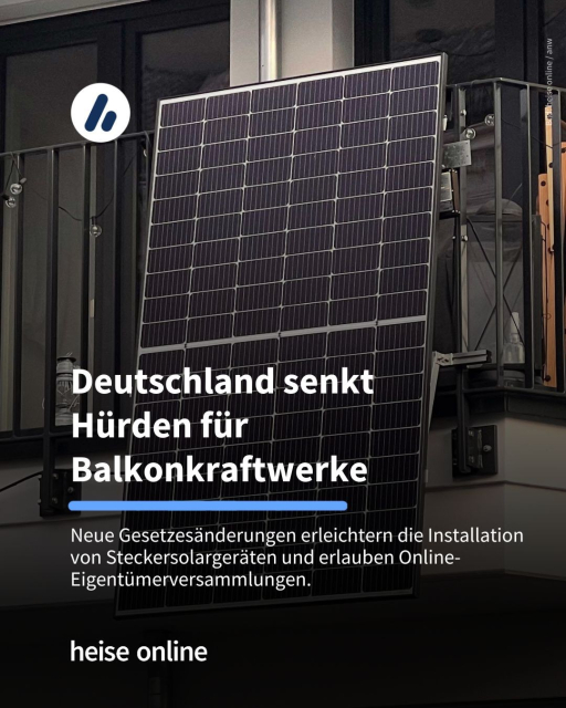 Auf dem Bild sieht man einen Balkon an dem ein Balkonkraftwerk installiert wurde.

In der Überschrift steht: "Deutschland senkt Hürden für Balkonkraftwerke" dadrunter steht "Neue Gesetzesänderungen erleichtern die Installation von Steckersolargeräten und erlauben Online-Eigentümerversammlungen."