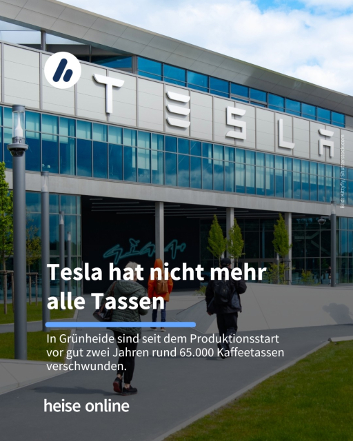 Auf dem Bild sieht man das Tesla-Werk Grünheide. Mitarbeitende begeben sich in das Gebäude. Die Überschrift lautet: Tesla hat nicht mehr
alle Tassen​. Darunter steht: In Grünheide sind seit dem Produktionsstart vor gut zwei Jahren rund 65.000 Kaffeetassen verschwunden.