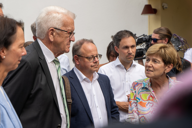 Ministerpräsident Kretschmann spricht mit Regierungspräsidentin des Regierungspräsidiums Stuttgart, Susanne Bay, und dem Oberbürgermeister von Schorndorf, Bernd Honikel, mit einer Lehrerin der Grundschule Schlechtbach.