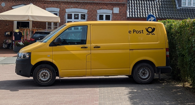 Ein gelber VW-Bus mit Posthorn und der Aufschrift "e Post".