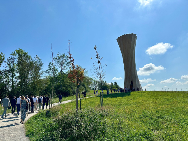 Blick auf den 22-Meter hohen  spiralförmigen Wangen-Turm auf der Landesgartenschau in Wangen.