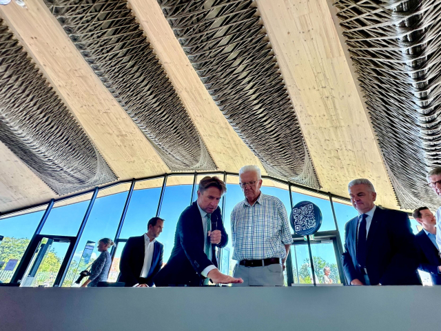 Ministerpräsident Winfried Kretschmann (rechts) und Wangens Bürgermeister Michael Lang (links) im Holz-Naturfaser-Pavillon auf der Landesgartenschau in Wangen.