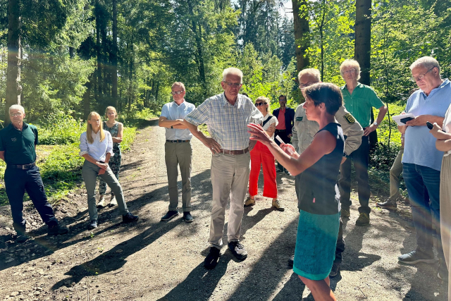 Ministerpräsident Winfried Kretschmann mit Experten und Bürgern bei einer Projektbesichtigung in Altdorfer Wald.