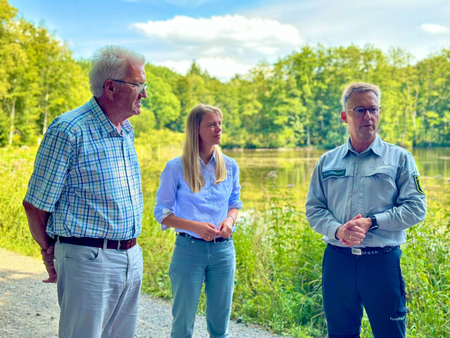 Ministerpräsident Kretschmann (links) mit Mitarbeitenden von ForstBW bei einer Projektbesichtigung im Altdorfer Wald.