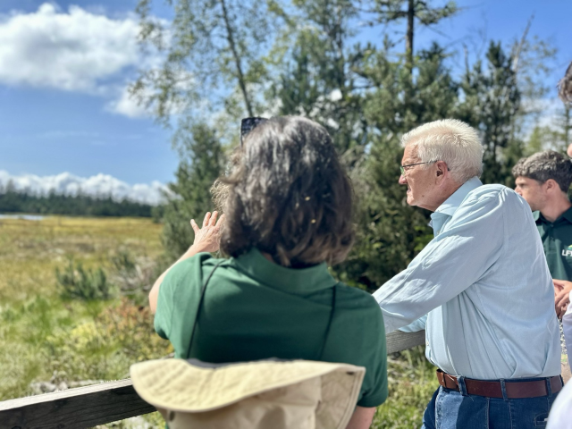 Ministerpräsident Kretschmann besichtigt das Hochmoor am Hohloh.