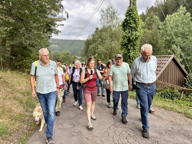 Ministerpräsident Kretschmann, BW-Verkehrsminister Hermann und Landrat Riegger wandern gemeinsam mit Bürgerinnen und Bürgern auf dem bwegt-Wanderweg zwischen Bad Wildbad & Loffenau.