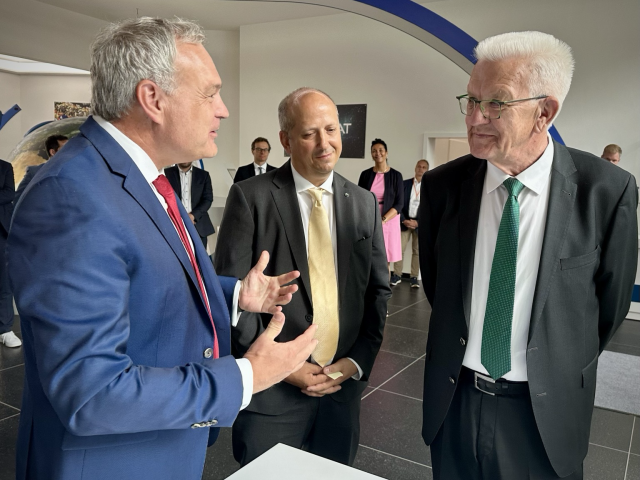 Ministerpräsident Kretschmann im Gespräch mit Pelzer und dem CEO von Tesat, Thomas Reinartz.