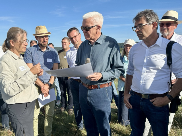 Ministerpräsident Kretschmann spricht mit Dr. Sabine Geißler-Strobel vom Projekt „Rebhuhn retten - Vielfalt fördern“