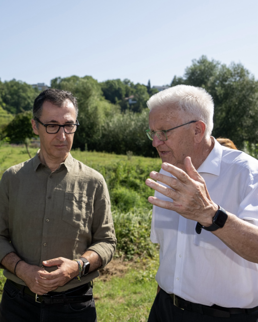 Ministerpräsident Winfried Kretschmann und Bundeslandwirtschaftsminister Cem Özdemir besichtigen das Neckarbiotop Zugwiesen in Ludwigsburg. © picture alliance/dpa | Stefan Puchner