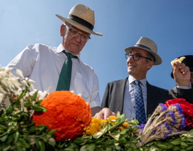 Ministerpräsident Winfried Kretschmann und Bundeslandwirtschaftsminister Cem Özdemir stehen mit Sonnenhüten beim Schäferlauf in Markgröningen. © picture alliance/dpa | Stefan Puchner