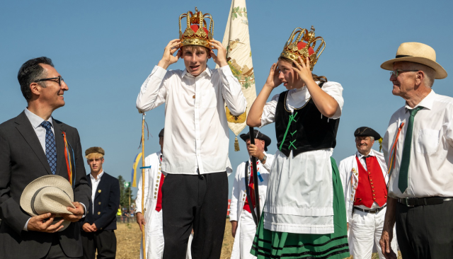 Ministerpräsident Winfried Kretschmann und Bundeslandwirtschaftsminister Cem Özdemir stehen neben dem „Königspaar“ beim Schäferlauf in Markgröningen. © picture alliance/dpa | Stefan Puchner