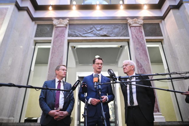 Hendrik Wüst (CDU, M), Ministerpräsident von Nordrhein-Westfalen, Daniel Günther (CDU, l), Ministerpräsident von Schleswig-Holstein, und Winfried Kretschmann (Grüne), Ministerpräsident von Baden-Württemberg, geben vor der 1047. Sitzung des Bundesrats ein Statement. Bildquelle: picture alliance/dpa | Sebastian Gollnow