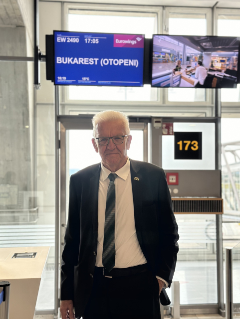 Ministerpräsident Winfried Kretschmann vor Abflug am Stuttgarter Flughafen. 