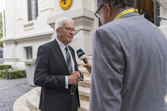 Ministerpräsident Winfried Kretschmann im Interview mit dem SWR vor der deutschen Botschaft in Bukarest. 