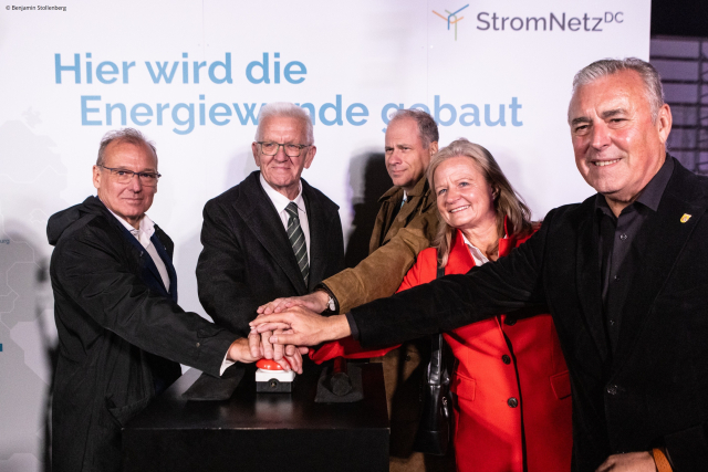 v.l.n.r.: Dr. Werner Götz, Vorsitzender der Geschäftsführung von TransnetBW; BW-Ministerspräsident Winfried Kretschmann; Dr. Georg Stamatelopoulos, Vorstandsvorsitzender der EnBW; Anette Schmidt, Bürgermeisterin der Kreisstadt Tauberbischofsheim und Joachim Markert, Bürgermeister der Stadt Grünsfeld drücken gemeinsam den Startknopf. ©Benjamin Stollenberg 
