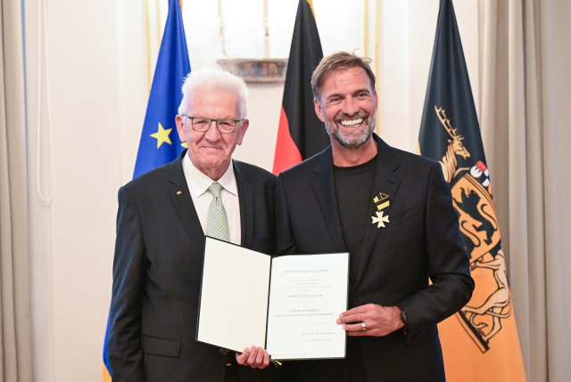 Der Fußballtrainer Jürgen Klopp (r) erhält von Winfried Kretschmann (Bündnis 90/Die Grünen), Ministerpräsident von Baden-Württemberg, den Verdienstorden des Landes Baden-Württemberg. Der gebürtige Stuttgarter erhielt die Auszeichnung für sein vielfältiges soziales Engagement abseits des Sports. Bildnachweis: picture alliance/dpa | Bernd Weißbrod