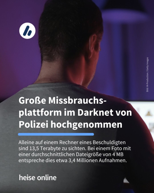 Im Bild sieht man einen Mann von hinten an einem Computer sitzen. In der Überschrift steht "Große Missbrauchsplattform im Darknet von Polizei hochgenommen" dadrunter steht: "Alleine auf einem Rechner eines Beschuldigten sind 13,5 Terabyte zu sichten. Bei einem Foto mit einer durchschnittlichen Dateigröße von 4 MB entspreche dies etwa 3,4 Millionen Aufnahmen."