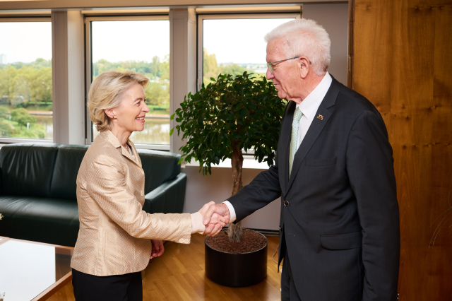 EU-Kommissionspräsidentin Ursula Von der Leyen und Ministerpräsident Winfried Kretschmann geben sich die Hand. Bildquelle: European Commission/Dati Bendo