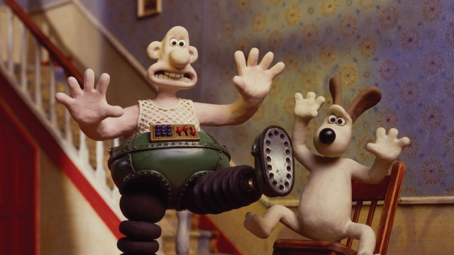 Standbild aus dem Film "Wallace & Gromit – Die Techno-Hose". Wallace trägt eine robotische Hose, die gerade mit ihm durchgeht. Gromit steht mit erhobenen Händen und erschreckem Gesichtsausdruck daneben.