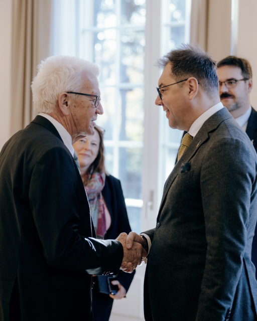 Ministerpräsident Winfried Kretschmann (links), begrüßt den ukrainischen Botschafter Oleksij Makeiev (rechts) am 20. November 2024 in der Villa Reitzenstein in Stuttgart. 