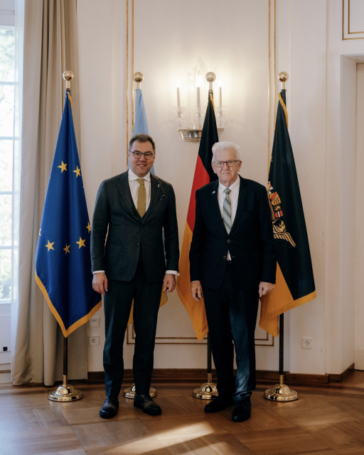 Ministerpräsident Winfried Kretschmann (rechts) und der ukrainische Botschafter Oleksij Makeiev (links) am 20. November 2024 in der Villa Reitzenstein in Stuttgart. 