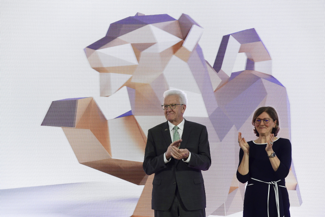 Winfried Kretschmann, Ministerpräsident von Baden-Württemberg (links), und Edith Weymayr, Vorsitzende des Vorstands der L-Bank (rechts), beim Landespreis für Junge Unternehmen 2024 in Stuttgart.