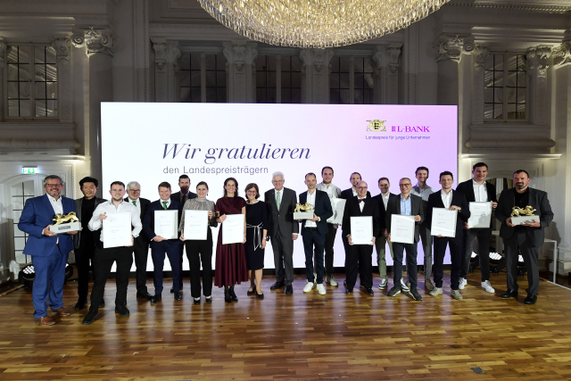 Gruppenbild der Preisträger beim Landespreis für Junge Unternehmer 2024 in Stuttgart.